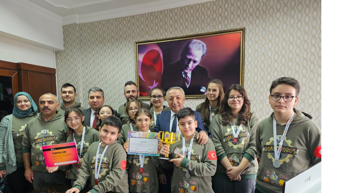 İlçemiz Cumhuriyet Ortaokulu Robotik Kodlama Takımını Mersin'de düzenlenen Bilim Kahramanları Buluşuyor Turnuvasındaki başarısından dolayı kutluyoruz. 